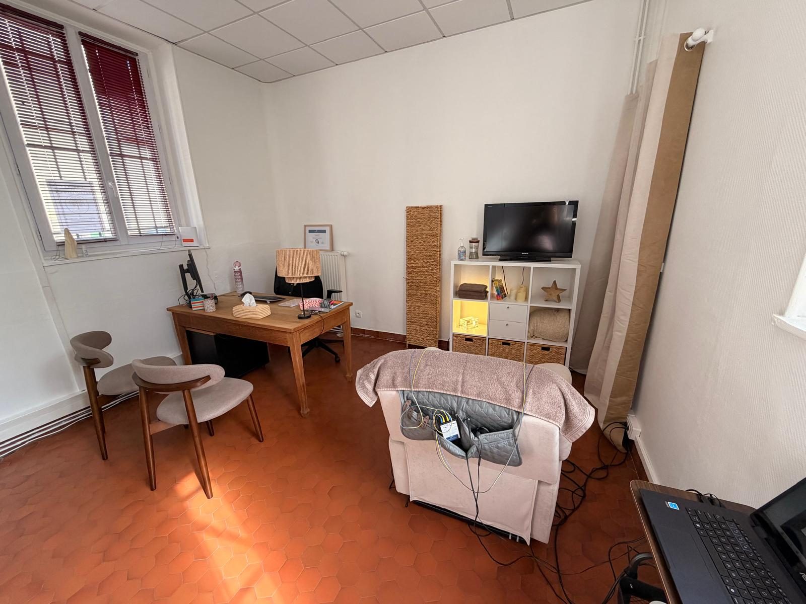 Le fauteuil de séance et l'espace d'échange du cabinet de neurofeedback
