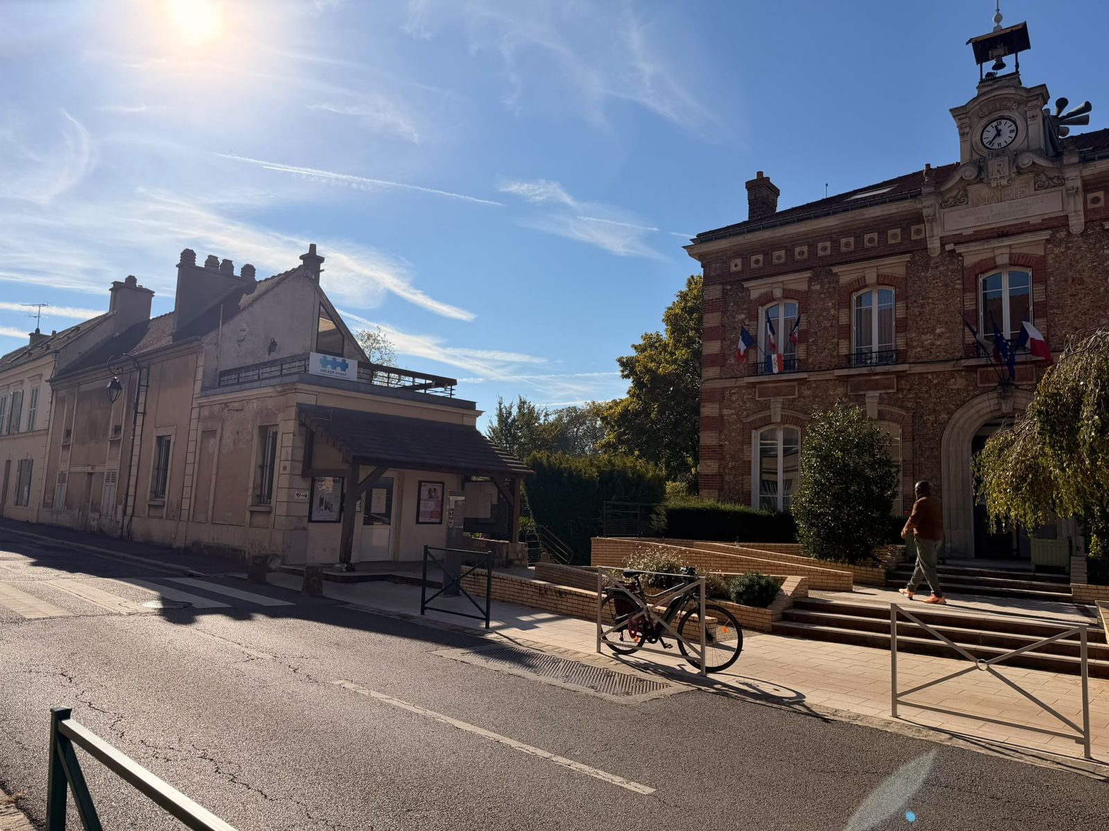 La rue André Le Bourblanc à Noisy-le-Roi, le cabinet se trouve face à la mairie